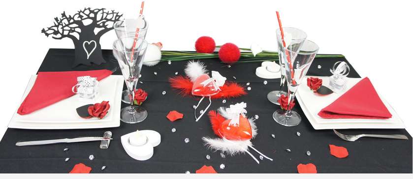 Idée de deco de table saint valentin rouge et noir.